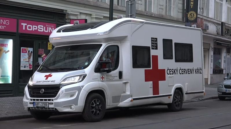 Mobilní tým v Praze začal očkovat, zájem má 80 procent seniorů